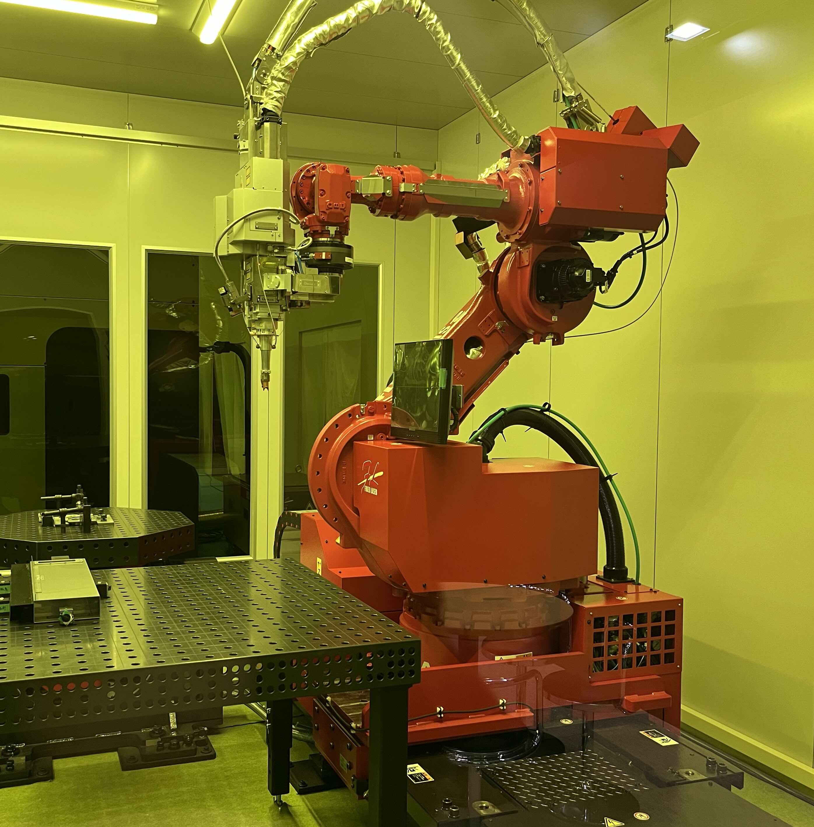 町工場でロボットが美しい溶接をこなす時代に(アマダ)