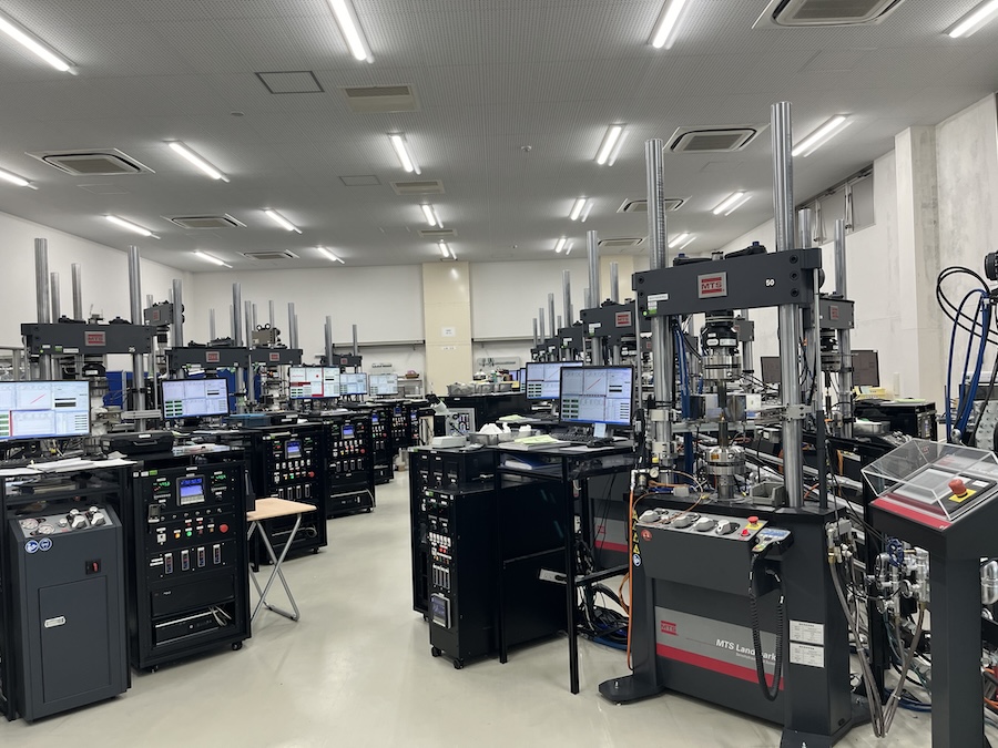 さまざまな条件で疲労試験を行う米MTS社の試験機を76台保有する