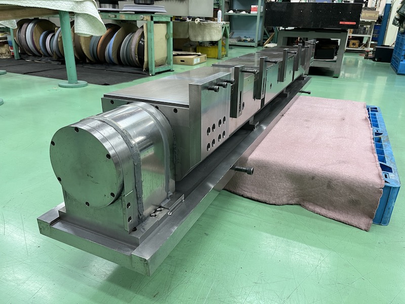 自由な角度にワークを傾ける治具を自社製作