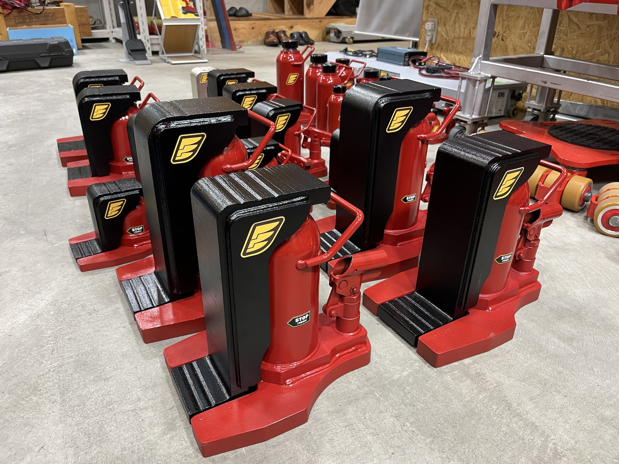 爪つき油圧ジャッキ「イーグル」は、重量物を運ぶユーザーニーズから生まれた。