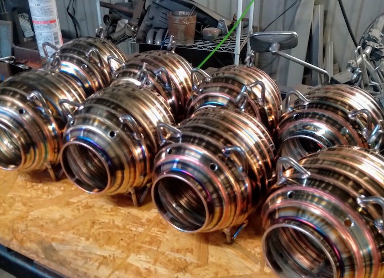 溶接の焼け色が美しい「鋼豚」