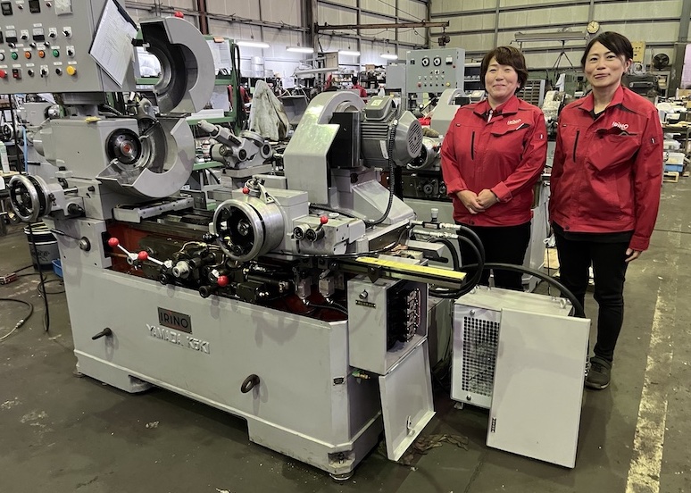 名門再建に挑む入野紀子社長(左)と岡部志保取締役