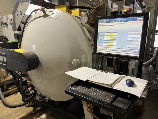真空炉は熱処理の温度変化を秒単位で制御する