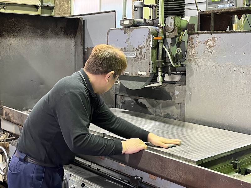 研磨加工のオペレーターは経験が必要