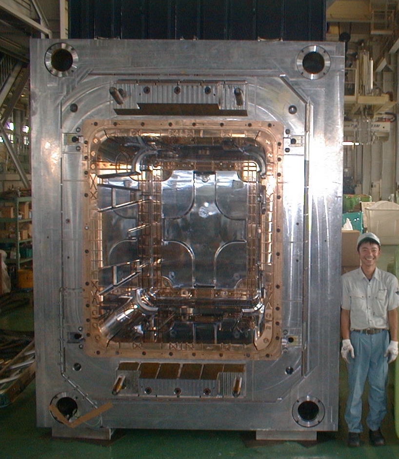 共和工業は樹脂用で3m級の金型を手がけている