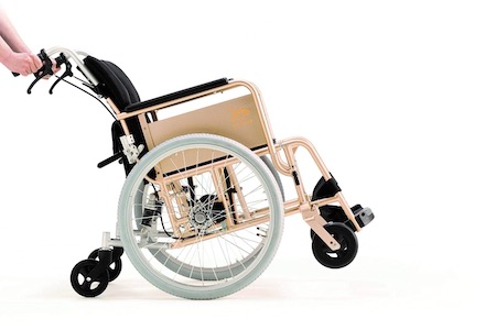 ウィリーする介助型車いす「カラーズ」は重心を車軸上に設定