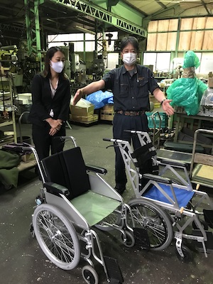 田尻社長(左)から現場のニーズを聞き、関社長が試作した車いすは6台に及んだ