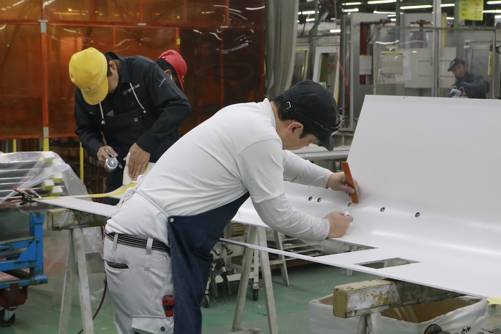 横浜製機は造船、自動車、鉄道車両へと顧客の市場分野をシフトしてきた
