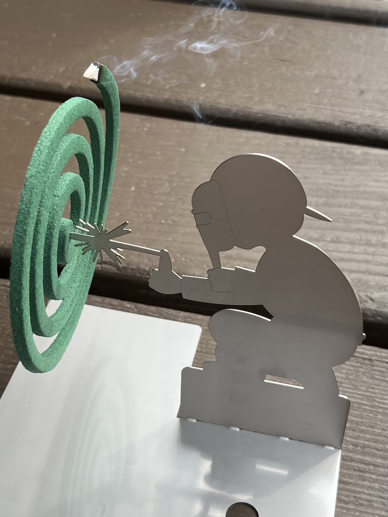 溶接工が作る蚊取線香ホルダーは社員の互助会に売上が立つ「文化事業」